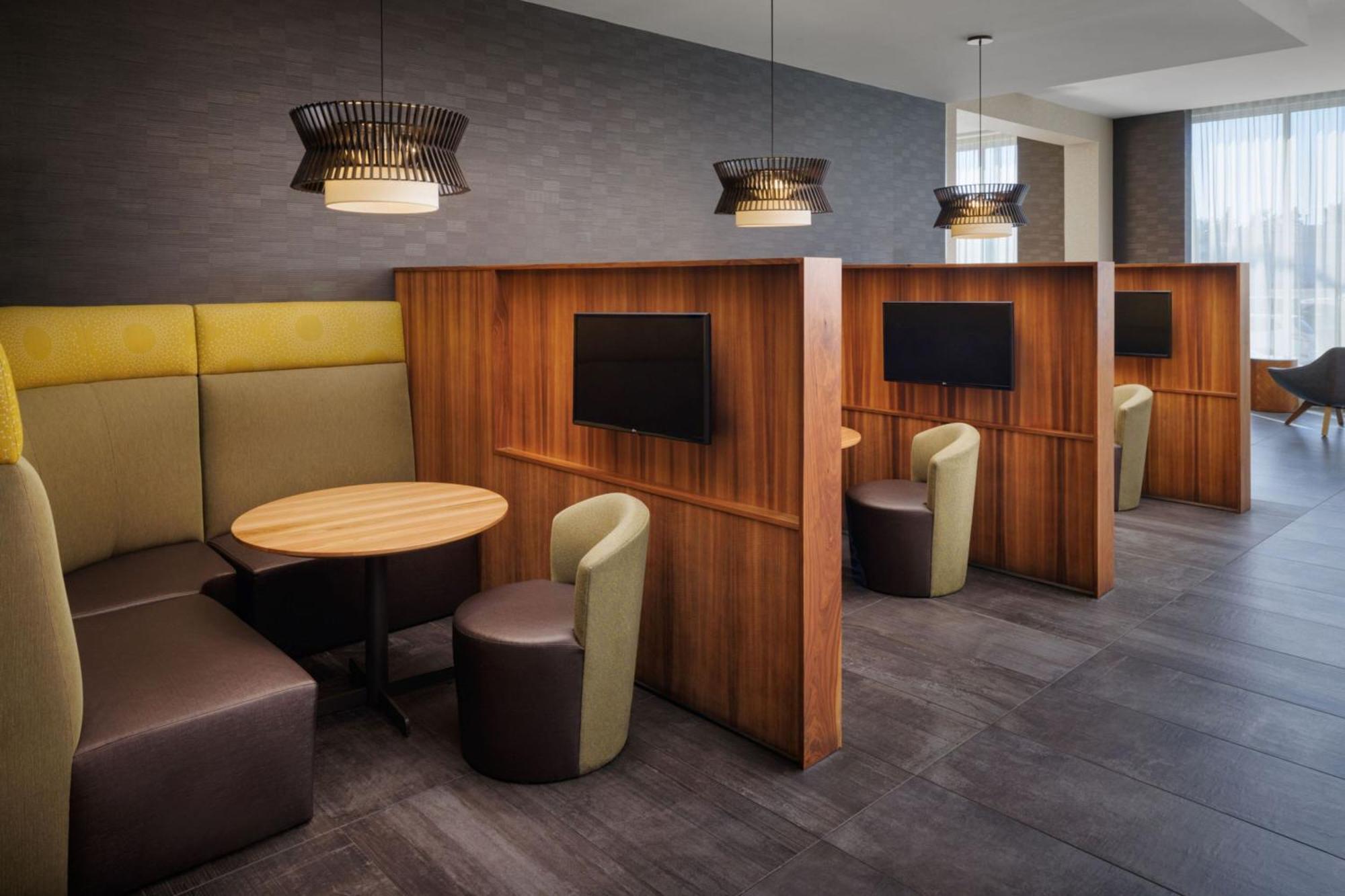 Courtyard By Marriott Принс Джордж Екстериор снимка