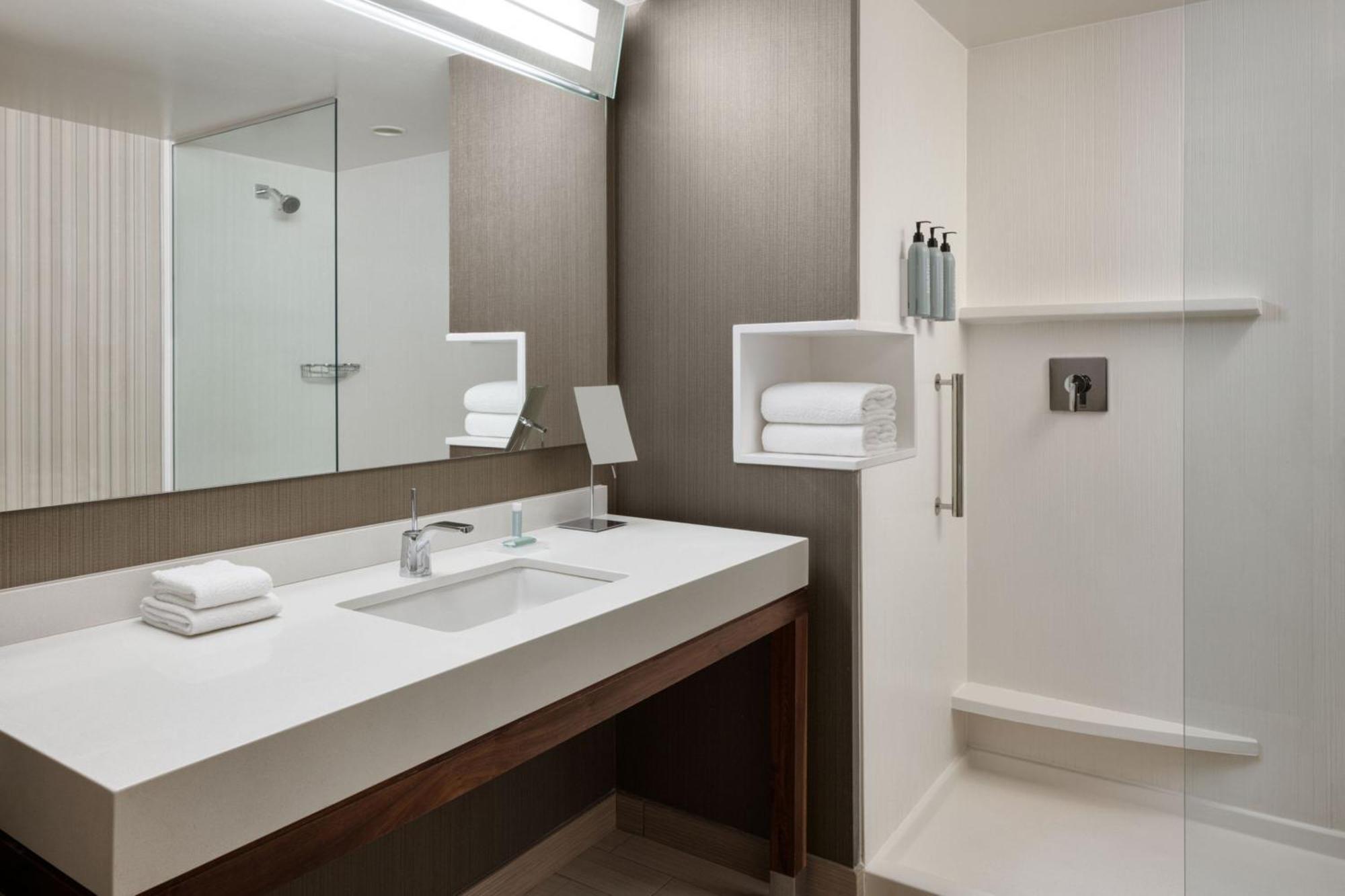 Courtyard By Marriott Принс Джордж Екстериор снимка