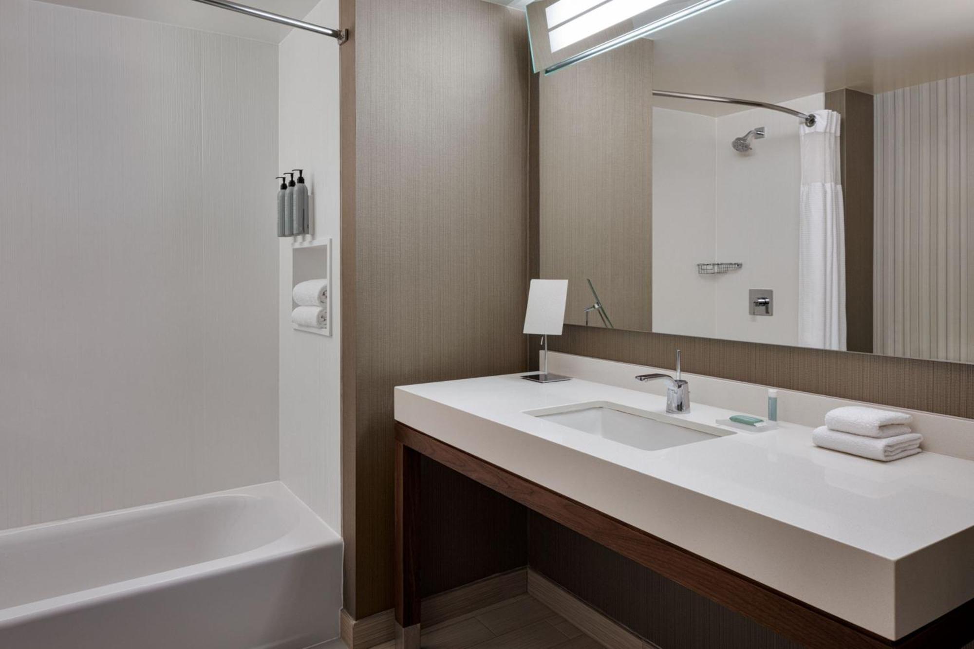 Courtyard By Marriott Принс Джордж Екстериор снимка