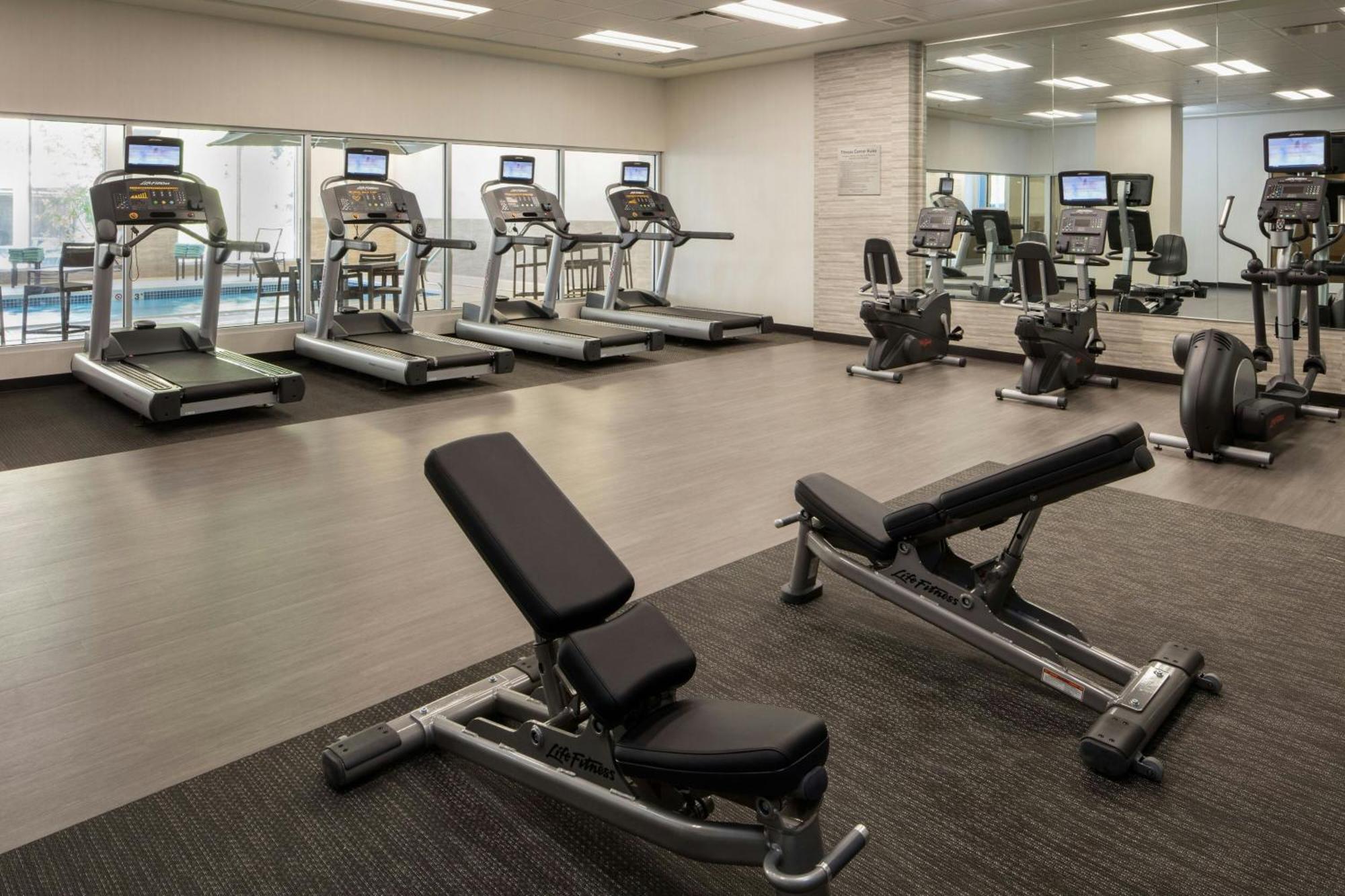 Courtyard By Marriott Принс Джордж Екстериор снимка